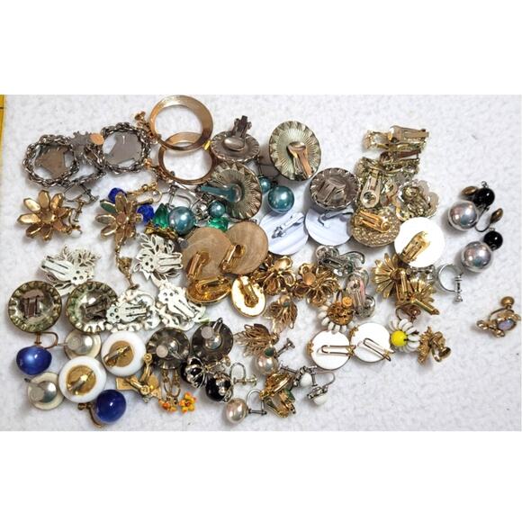 37 Pc Vintage 1950s 1960s Clip On Screw Back Earrings Lot Mixed Styles Estate - Picture 14 of 14
